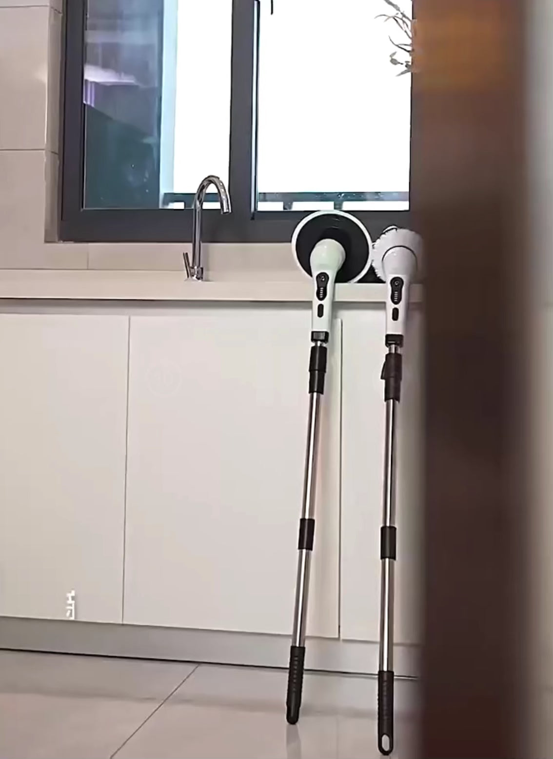 Escova Elétrica de Limpeza 9 em 1 Recarregável – Limpeza Profunda Sem Esforço